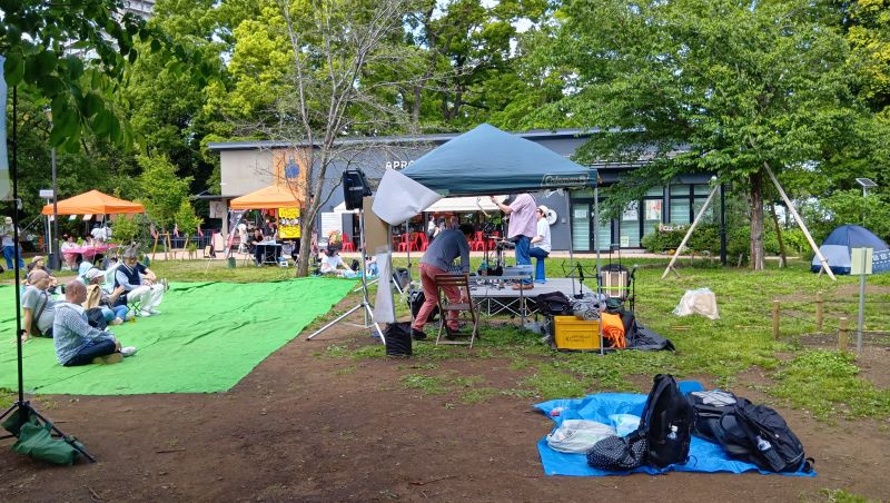 3つの博物館前ではライブ